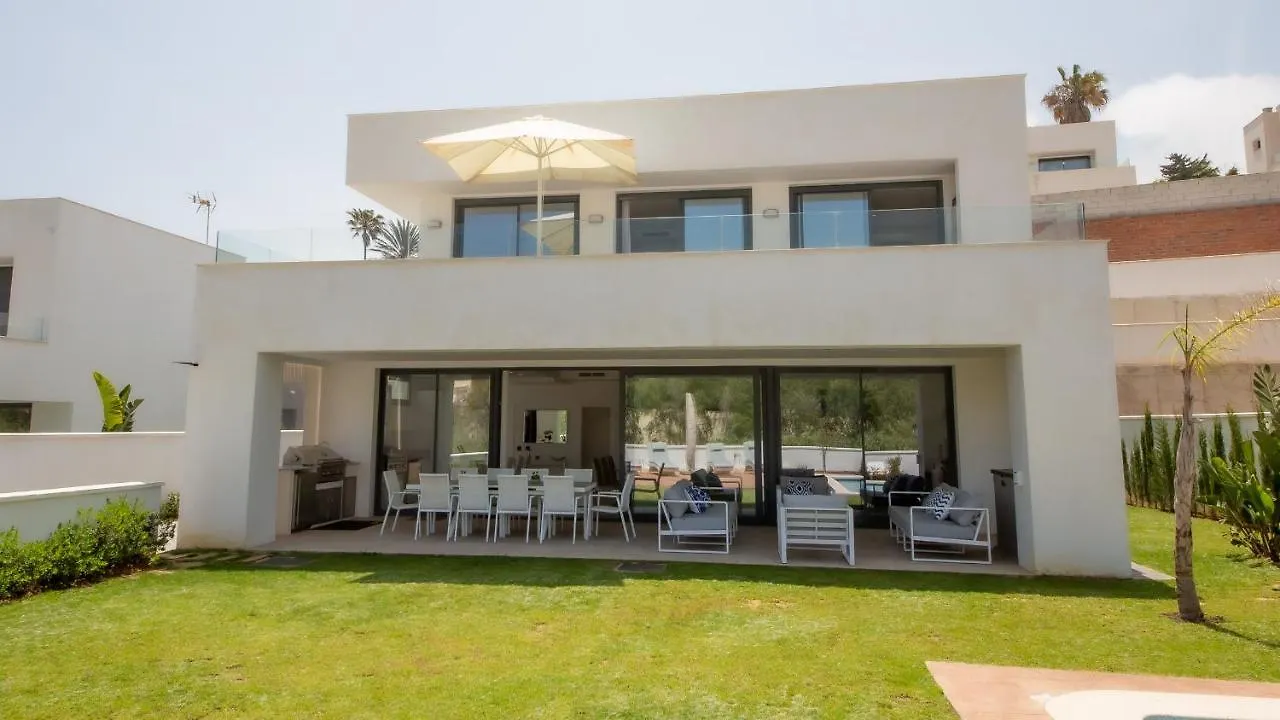 Villa Paraiso, 15 Манилва